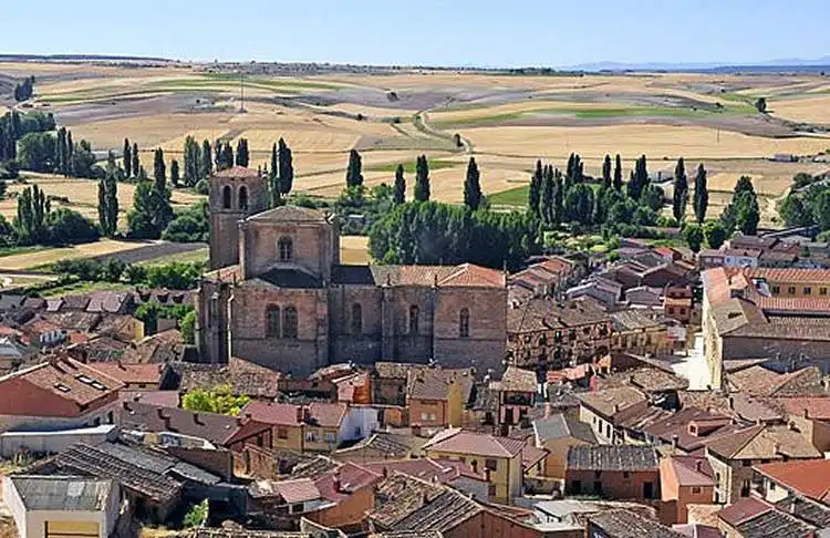 Peñaranda de Duero con su castillo y la plaza porticada