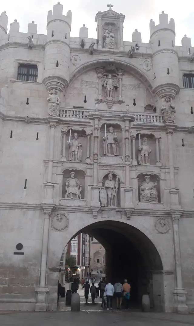 Arco de Santa María con su fachada renacentista del siglo XVI, puerta de la muralla medieval de Burgos