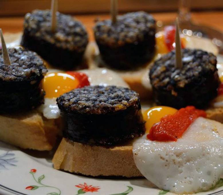 Una de las mejores zonas de pinchos en Burgos se encuentra en la calle San Lorenzo, cerca de la Plaza Mayor