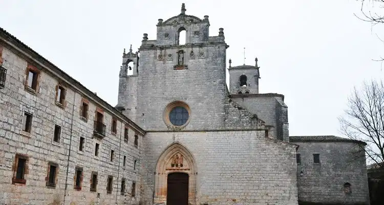 Fachada de la iglesia